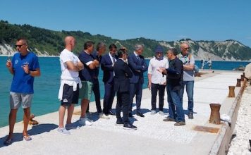 Portonovo, erosione costa: sopralluogo degli assessori Consoli e Bugaro con gli operatori della Baia