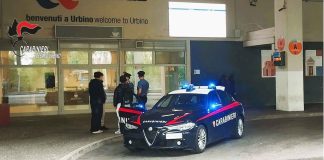 Urbino, controlli dei Carabinieri al capolinea dei bus: arrestato 43enne per spaccio